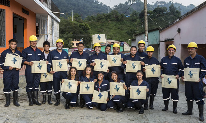 Equipo de técnicos en redes eléctricas domiciliarias; Palmor, Ciénaga, Sierra Nevada de Santa Marta; Foto: Hanz Rippe Gabriel