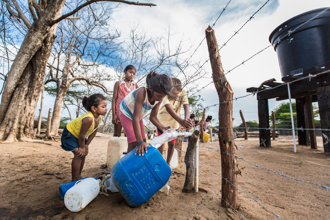 Los niños y la “llave” de agua en el desierto; comunidad de Jawapiakat; Maicao, Guajira. Hanz Rippe Gabriel