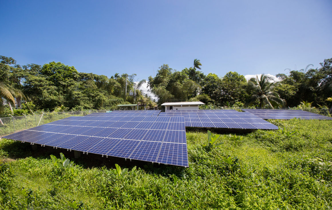 Paneles fotovoltaicos del sistema de energía limpia de Punta Soldado; Foto: Hanz Rippe Gabriel