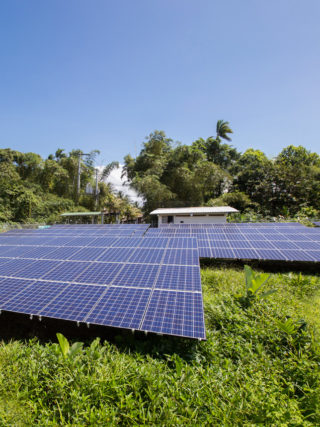 Paneles fotovoltaicos del sistema de energía limpia de Punta Soldado; Foto: Hanz Rippe Gabriel
