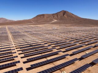 Planta solar en el desierto de Atacama, Chile, con paneles fotovoltaicos a gran escala bajo cielo despejado.