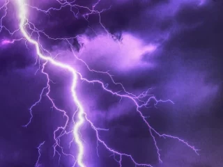 Lightning cutting through a storm cloud, symbolizing the positive tension and dynamism of the Latin American energy system.