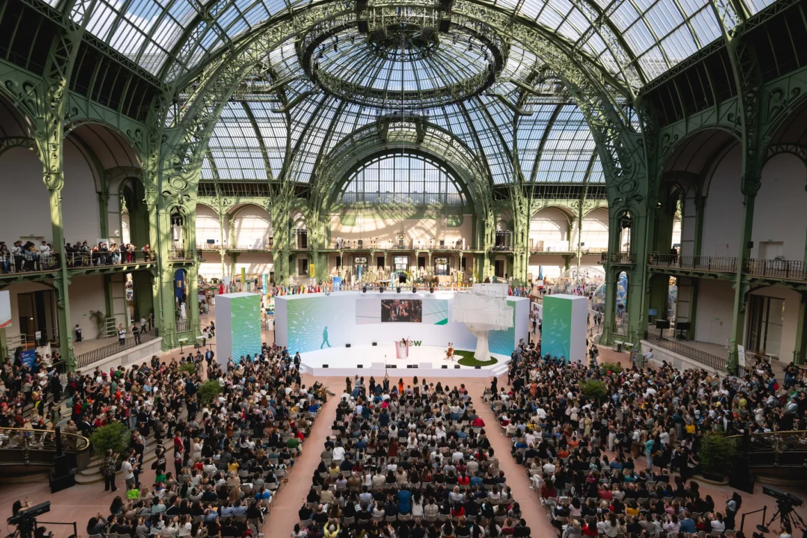 Audiencia reunida en el Grand Palais de París durante el ChangeNOW Summit, con el escenario central rodeado por cientos de asistentes bajo la cúpula de vidrio histórica.