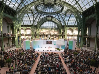 Audiencia reunida en el Grand Palais de París durante el ChangeNOW Summit, con el escenario central rodeado por cientos de asistentes bajo la cúpula de vidrio histórica.