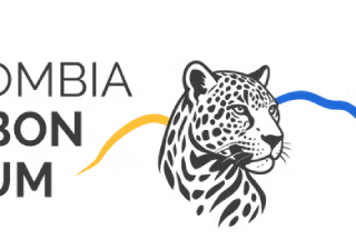 Logo de Colombia Carbon Forum: ilustración de un jaguar acompañada de líneas en amarillo, azul y rojo, junto al nombre del evento.