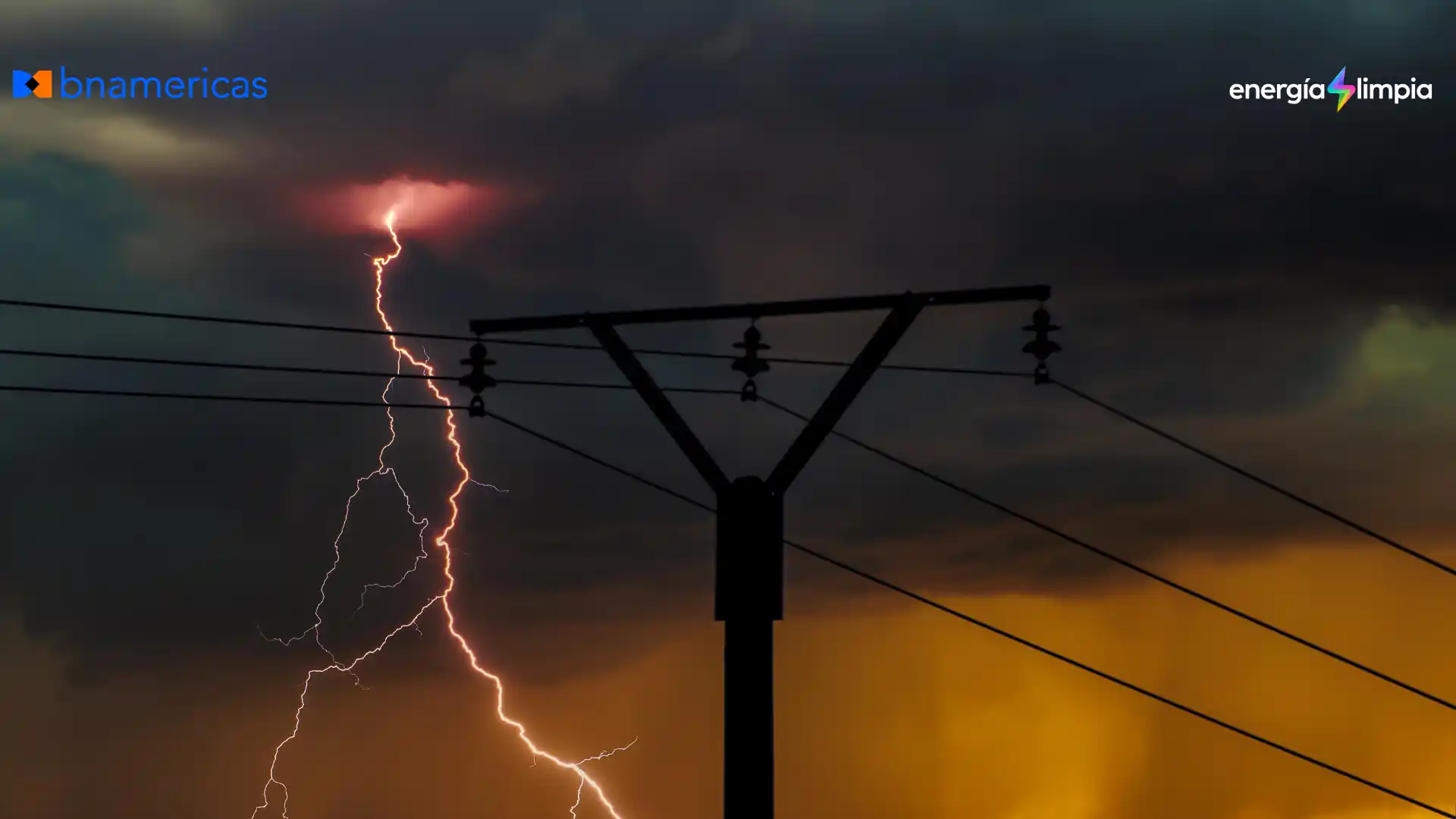 Tormenta eléctrica sobre infraestructura de transmisión energética, representando los riesgos y oportunidades de la transición energética en Colombia.