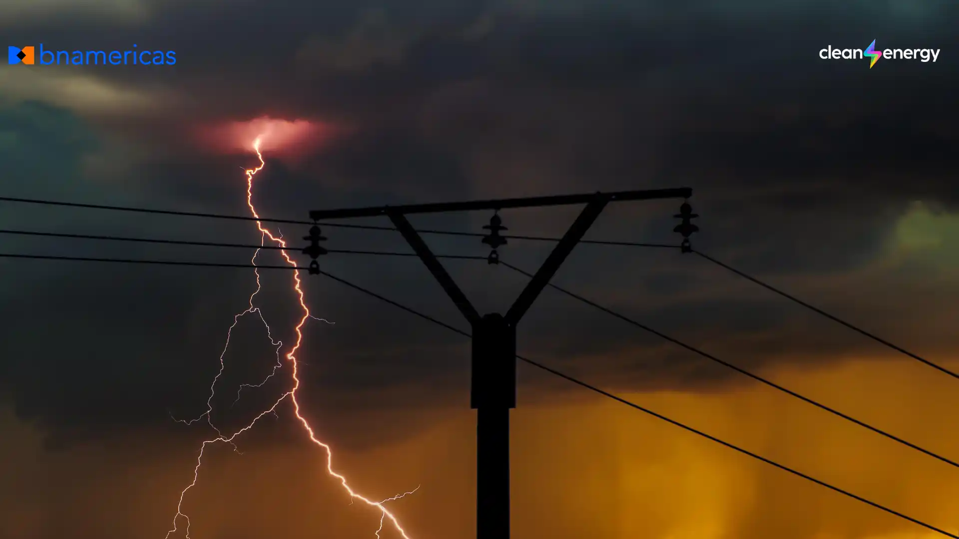 Lightning striking near power transmission infrastructure during a storm, symbolizing the tension between energy reliability, climate risk and the future of Colombia’s energy transition.