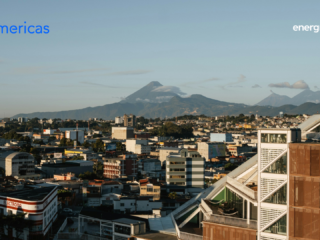 Vista urbana de Ciudad de Guatemala con edificios modernos y volcanes al fondo, en el contexto de la expansión renovable, transmisión eléctrica e integración energética regional en Centroamérica.