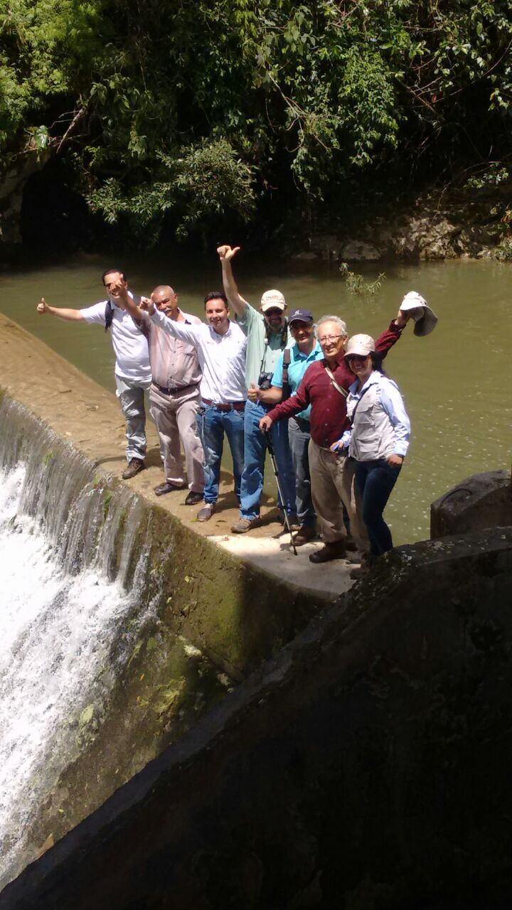 José Eddy Torres junto al equipo del Programa de Energía Limpia para Colombia sobre la represa de Palmor, en la Sierra Nevada de Santa Marta, durante una visita de campo a uno de los proyectos emblemáticos de energización territorial impulsados en la región.