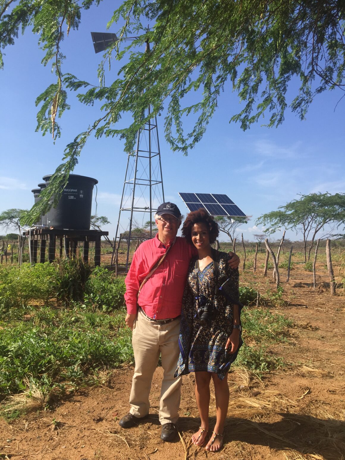 José Eddy Torres y Edna Liliana Valencia durante una visita a un proyecto de energización rural en La Guajira, una de las iniciativas más emblemáticas de su trayectoria dedicada a ampliar oportunidades y mejorar la calidad de vida de las comunidades.