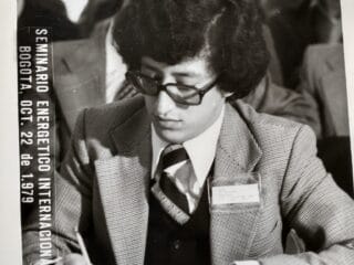 José Eddy Torres taking notes during the International Energy Seminar held in Bogotá on October 22, 1979, in the early years of a career dedicated to energy, development, and communities.