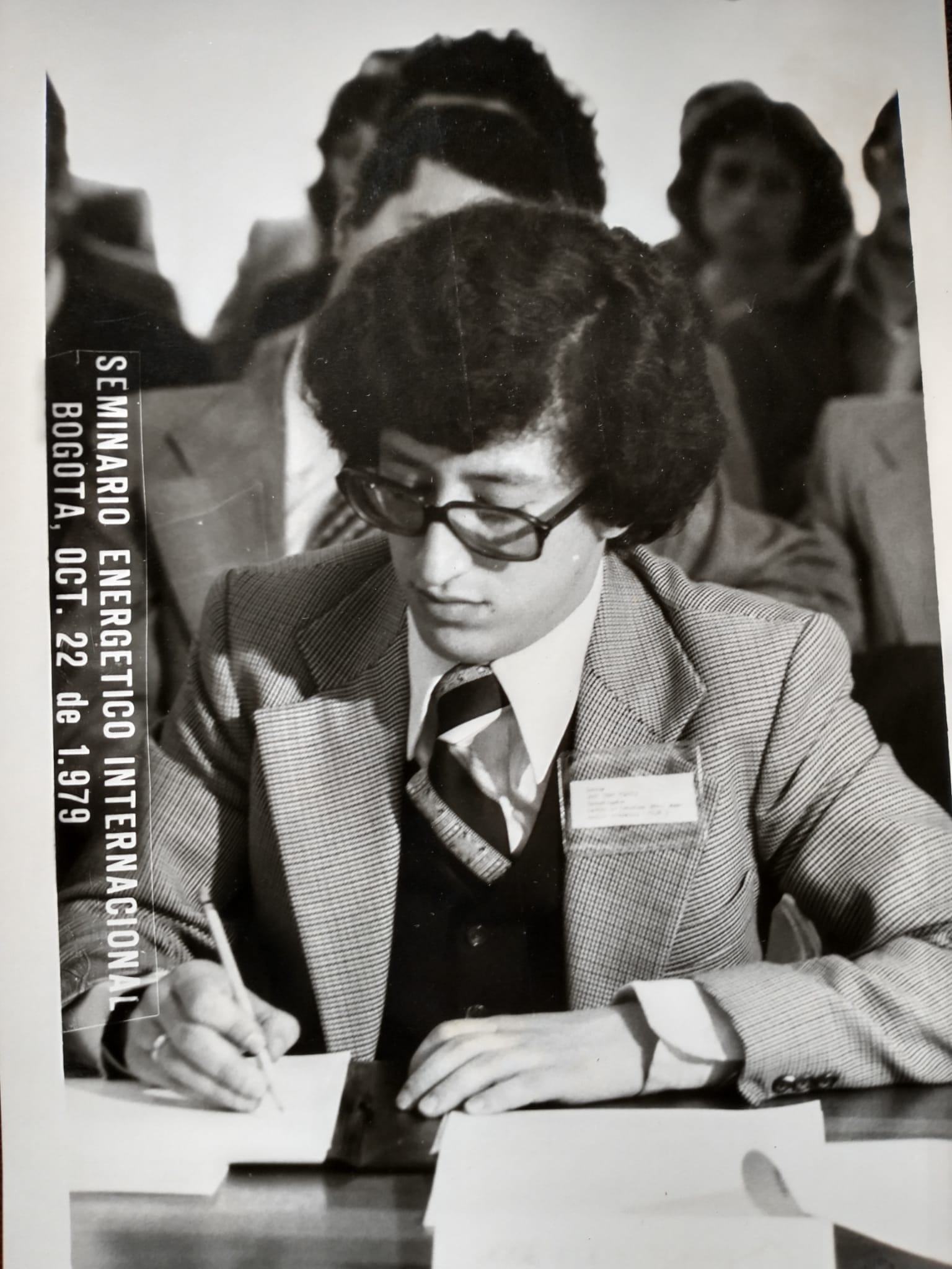 José Eddy Torres at the International Energy Seminar, Bogotá (1979) José Eddy Torres taking notes during the International Energy Seminar held in Bogotá on October 22, 1979, in the early years of a career dedicated to energy, development, and communities.