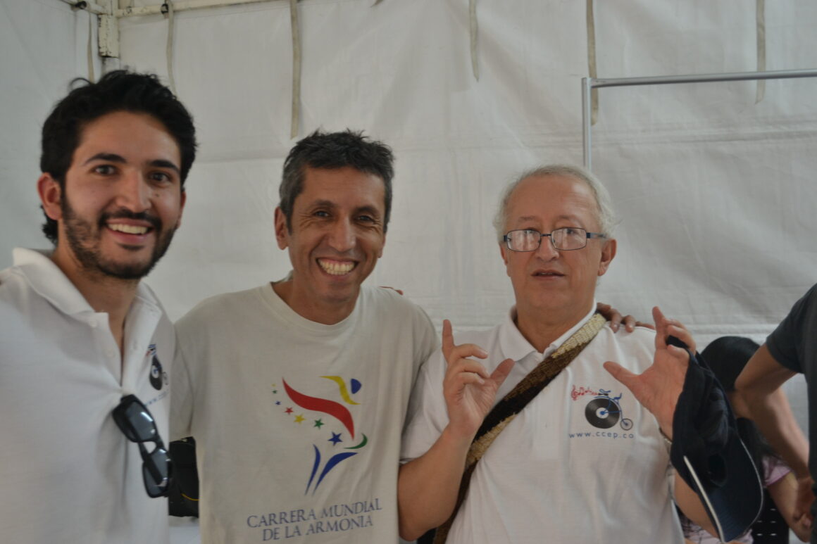 José Eddy Torres junto a Juan Quiroga y Héctor Buitrago durante el Primavera Fest en Medellín. La imagen refleja una de las facetas menos conocidas de JET: su interés por la música, la cultura y los espacios de encuentro como motores de transformación social.