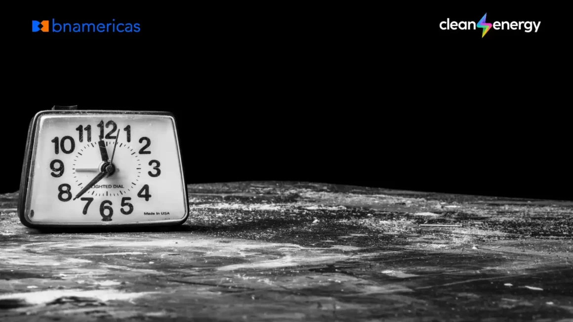 Vintage black-and-white alarm clock surrounded by darkness, with the BNamericas and Clean Energy logos.