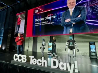 Escenario del CCB Tech Day 2026 en Ágora Bogotá, con Ovidio Claros y varios robots humanoides frente al público.