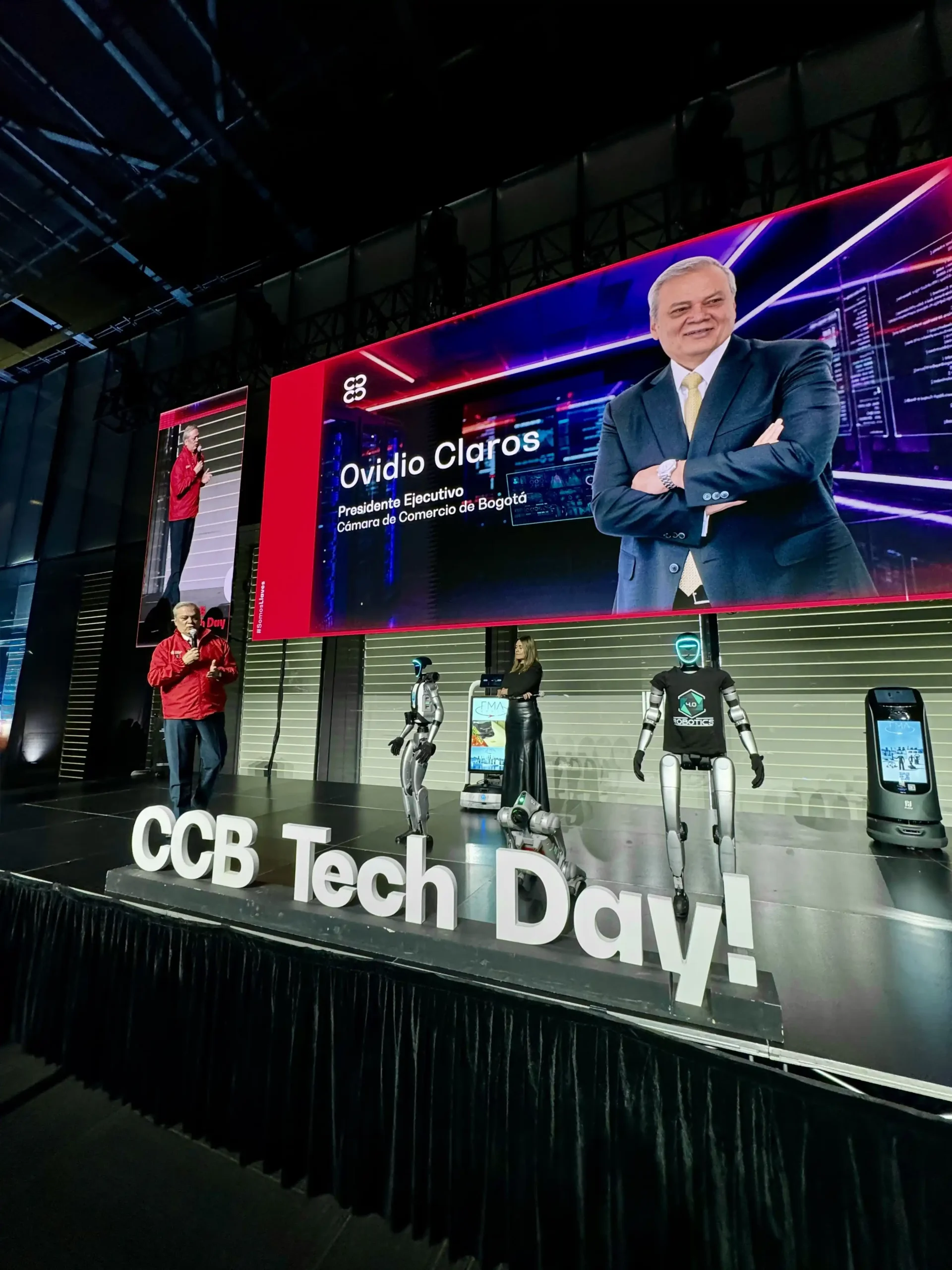 CCB Tech Day 2026: la inteligencia adquiere cuerpo Escenario del CCB Tech Day 2026 en Ágora Bogotá, con Ovidio Claros y varios robots humanoides frente al público.