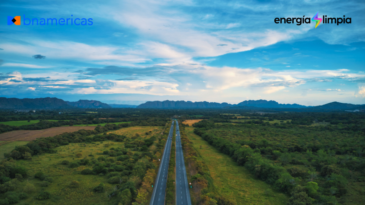 Vista aérea de una carretera que atraviesa el paisaje verde de Ibagué, Tolima, con los logos de BNamericas y Energía Limpia.