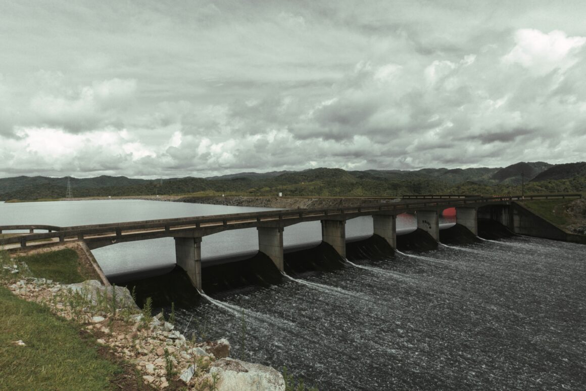 Embalse de Guatapé y presa hidroeléctrica en Antioquia, Colombia, bajo un cielo nublado.