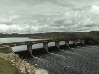 Embalse de Guatapé y presa hidroeléctrica en Antioquia, Colombia, bajo un cielo nublado.